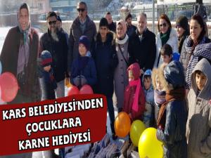 Kars Belediyesi'nden Öğrencilere Karne Hediyesi