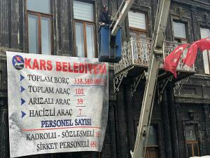 Kars Belediyesinin Borcu Afişe Bastırılarak Belediye Binasına Asıldı 