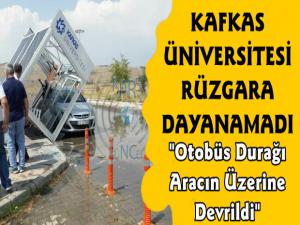 Kars'ta Otobüs Durağı Arabanın Üzerine Düştü