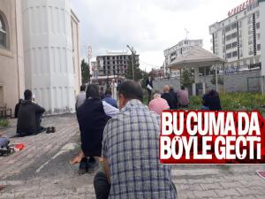 Kars'ta Sosyal Mesafeli Üçüncü Cuma Namazı