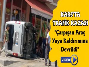Kars'ta Trafik Kazası Araç Kaldırıma Devrildi