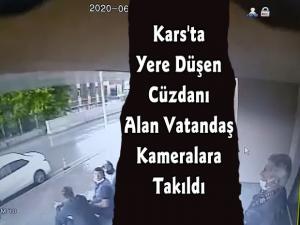 Kars'ta Yerde Bulduğu Cüzdanı Alan Vatandaş Kameralara Takıldı