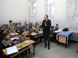 Kars Valisi Türker Öksüz'den Okullara Ziyaret
