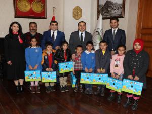 Kars Valisi Türker Öksüz'e Göçmen Çocuklardan Ziyaret