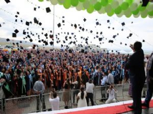 Iğdır Üniversitesi'nde mezuniyet coşkusu