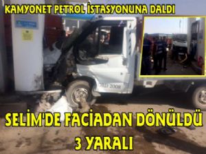 Selim'de Kamyonet Petrol İstasyonuna Daldı, 3 Yaralı