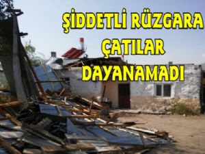 Kars'ta Şiddetli Rüzgar Evlerin Çatısını Uçurdu