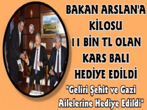 Bakan Arslan'a Kilosu 11 Bin TL Olan Bal Teslim Edildi