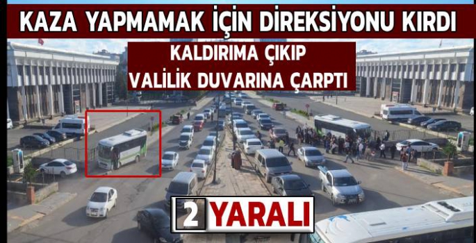 Halk Otobüsü Valilik Duvarına Çarptı: 2 Yaralı
