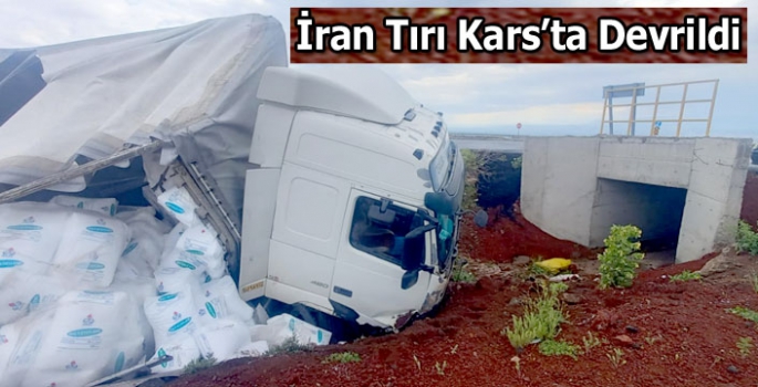 İran Tırı Kars'ta Devrildi