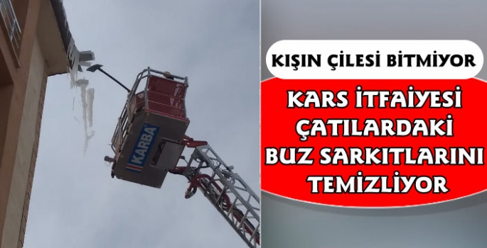 Kars Belediyesi Çatılardaki Buz Sarkıtlarını Temizliyor