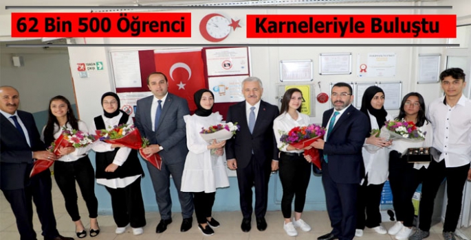 Kars'ta 62 Bin 500 Öğrenci Karneleriyle Buluştu