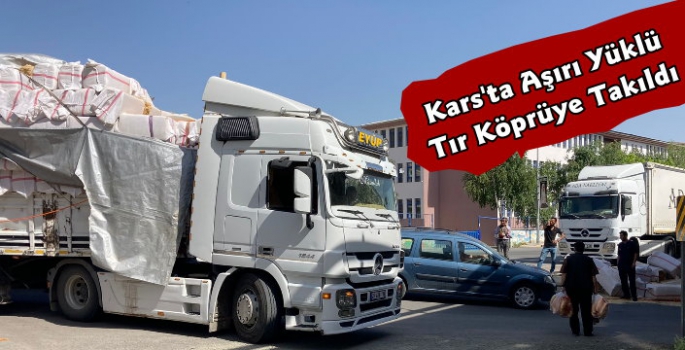 Kars'ta Aşırı Yüklü Tır Köprüye Takıldı