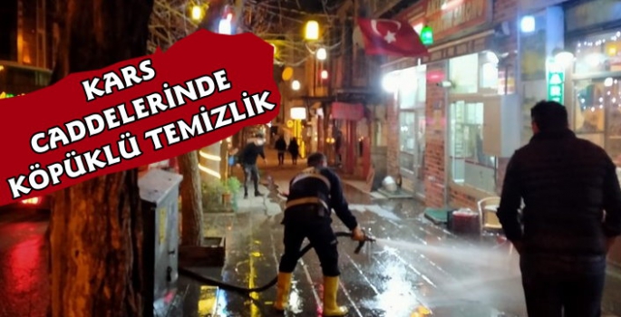 Kars'ta Caddeler Köpüklü Suyla Temizleniyor