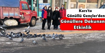 Kars'ta Gençlik Merkezi Üyeleri Aç Kuşlara Yem Bırakıyor