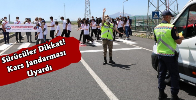 Kars'ta Jandarma Ekiplerinden Yaya Farkındalık Etkinliği