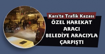 Kars'ta Özel Harekat Aracı ile Belediye Aracı Çarpıştı 