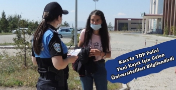 Kars'ta Polis Ekipleri Üniversite Kaydına Gelen Yeni Öğrencileri Bilgilendiriyor