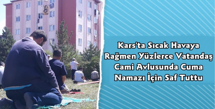 Kars'ta Sıcak Havaya Rağmen Cami Avlusunda Cuma Namazı