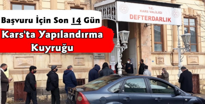 Kars'ta Vergi Dairesi Önünde Yapılandırma Kuyruğu